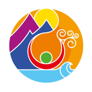 Cette image présente le logo créé pour Karine Mattel représentant dans un cercle les éléments de la nature illustrés symboliquement et mis en couleur en correspondance avec les couleurs des 7 chakras.